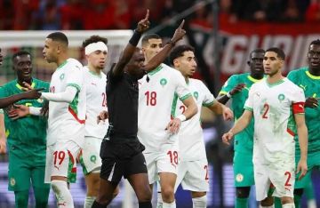 منشفة ميندي تفجر جدلا كبيرا بين لاعبي المغرب والسنغال في نهائي أمم إفريقيا (فيديو) منشفة ميندي تفجر جدلا كبيرا بين لاعبي المغرب والسنغال في نهائي أمم إفريقيا (فيديو)