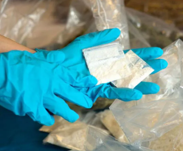 الأجهزة الأمنية المصرية تلقي القبض على أستاذة تجميل أردنية شهيرة بعد محاولتها تهريب مخدرات باستخدام طرف صناعي الأجهزة الأمنية المصرية تلقي القبض على أستاذة تجميل أردنية شهيرة بعد محاولتها تهريب مخدرات باستخدام طرف صناعي