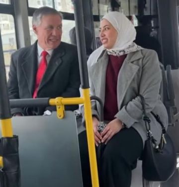 السفير البريطاني يركب الباص السريع من عمان إلى مادبا