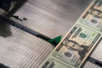 الدولار يواجه أسوأ أداء أسبوعي منذ يونيو