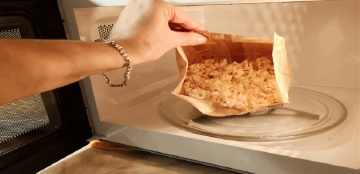 الفشار بالميكروويف: وجبة صحية أم خطر خفي؟