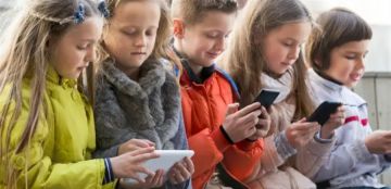 بريطانيا تدرس حظر وسائل التواصل على القاصرين