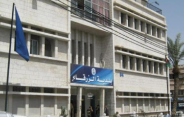 بلدية الزرقاء تستجيب فورا لمعالجة تجمع المياه في عبارة قديمة بحي المصانع