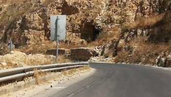 إغلاق طريق السلط - وادي شعيب - بسبب الانهيارات الجبلية 