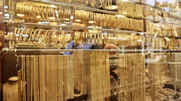 الحلي والمجوهرات: إرباك عالمي في سوق الذهب وتسعيرة النقابة الأقرب للحقيقة عاجل