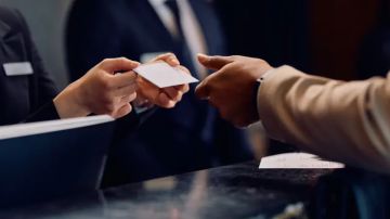 جدل واسع في مصر بعد منع فتاة من الإقامة بفندق في بورسعيد