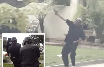 لقطات مثيرة وصادمة.. مسلح يطلق النار على مروحية للشرطة الأمريكية وكلب ينهي الأمر (فيديو)