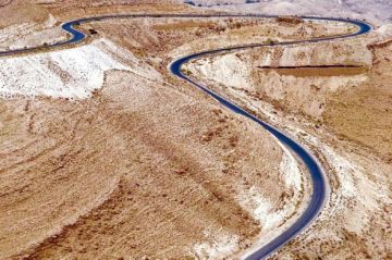 محافظ مادبا يعلن إعادة فتح طريق الموجب بعد تحسن الأوضاع الجوية