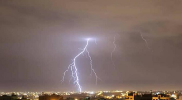 عمان تشهد أمطارا رعدية غزيرة مصحوبة بهبات هوائية عمان تشهد أمطارا رعدية غزيرة مصحوبة بهبات هوائية