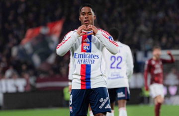 هاتريك  ..  إندريك يقود ليون لاكتساح ميتز في الدوري الفرنسي