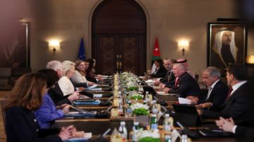 الملك يعقد قمة مع قادة الاتحاد الأوروبي في عمان الملك يعقد قمة مع قادة الاتحاد الأوروبي في عمان