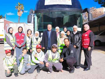 الهلال الأحمر يسير رحلة عمرة للأطفال الأيتام