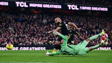 بطولة إنكلترا: مانشستر يونايتد يُسقط أرسنال المتصدر في عقر داره 3-2