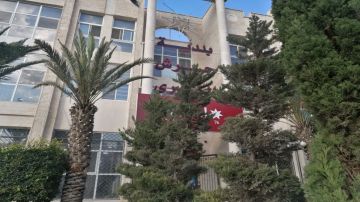 التعامل مع تجمع لمياه الأمطار على طريق المفرق