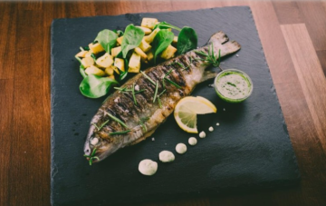 سمك مشوي على الفحم مع صلصة الطحينة