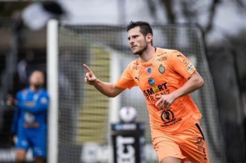 نادي الحسين إربد يضم المهاجم الإنجليزي آشلي كوفي لتعزيز هجومه