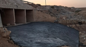 بلدية الرمثا تعالج حفرة على طريق سد البويضة