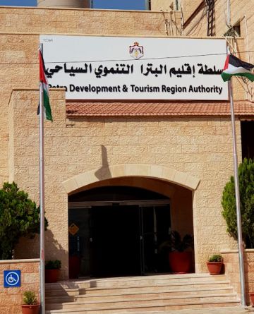 سلطة إقليم البترا وشركة توزيع الكهرباء تناقشان تحسين التغذية الكهربائية