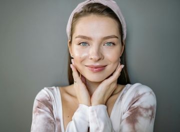 سيروم الوجه المنزلي: وصفات طبيعية للبشرة الباهتة والدهنية والجافة