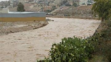 محافظ البلقاء يحذر المواطنين من استخدام الطرق إلا للضرورة القصوى خلال الأحوال الجوية الحالية