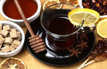 هل الشاي يهدئ أم ينبه؟ .. طبيب يوضح الجرعات الآمنة وتأثيره على النوم هل الشاي يهدئ أم ينبه؟ .. طبيب يوضح الجرعات الآمنة وتأثيره على النوم