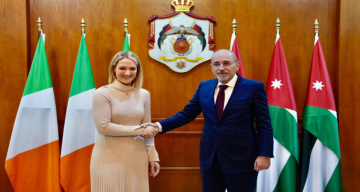 وزير الخارجية يجري مباحثات موسعة مع نظيرته الإيرلندية