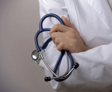 اجتماع نيابي لمناقشة الضريبة المفروضة على أطباء القطاع الخاص