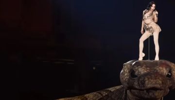 فيديو: مطربة تغني فوق ظهر أفعى أناكوندا بطول 30 مترا وسط ذهول الجمهور فيديو: مطربة تغني فوق ظهر أفعى أناكوندا بطول 30 مترا وسط ذهول الجمهور