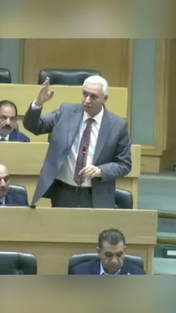 النائب حسين العموش ينتقد مصورين في المجلس: هل يقبل أحدكم أن يصور هاتفه وهو يتراسل مع زوجته؟ 