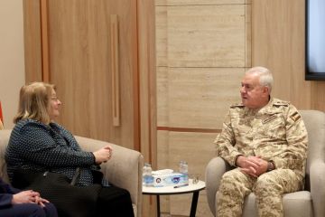 رئيس هيئة الأركان المشتركة يبحث مع منظمة أمديست تعزيز الشراكة في التعليم وبناء القدرات