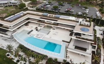 رونالدو يودع صخب كرة القدم بخطوة فاخرة في ساحل البرتغال