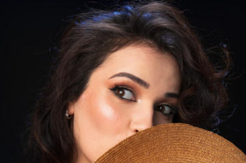 ظلال العيون الترابية .. لماذا لا تبطل موضتها مع تغير الصيحات؟