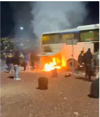 بالفيديو .. حريق في حافلة معتمرين بالعقبة دون إصابات بشرية