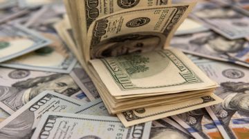 الدولار يرتفع مدعوما بتغير موقف ترامب بشأن غرينلاند الدولار يرتفع مدعوما بتغير موقف ترامب بشأن غرينلاند