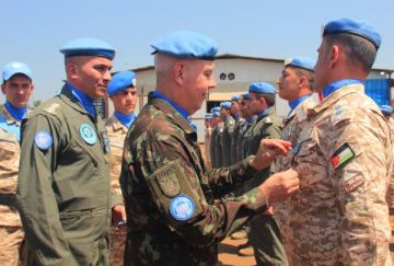 قائد أممي يقلد وحدة الطائرات العامودية ميداليات الخدمة المتميزة