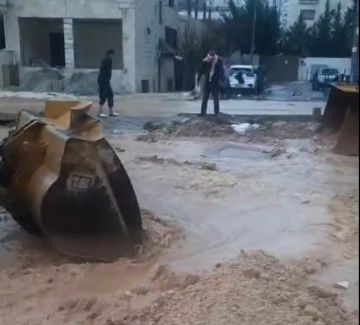 ارتفاع منسوب المياه يغرق طرقا في عمان.. والأمانة: الهطولات فاقت قدرة المصارف عاجل ارتفاع منسوب المياه يغرق طرقا في عمان.. والأمانة: الهطولات فاقت قدرة المصارف عاجل