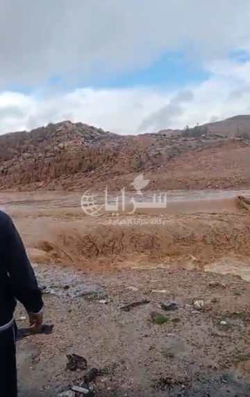 السيول تحاصر مواطنين في شارع عمان التنموي بسبب ارتفاع منسوب المياه .. فيديو