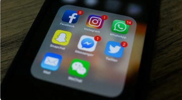 10 تطبيقات تستخدمها يوميا تستنزف بطارية هاتفك بصمت