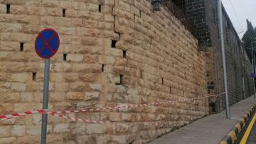 إربد: إغلاق محيط دار السرايا الأثري إثر ظهور تشققات بسوره الخارجي .. ولجنة لتقييم الأضرار