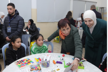 الأميرة بسمة بنت طلال تسلم مساعدات البر والإحسان للأسر العفيفة في منطقة جبل الجوفة الأميرة بسمة بنت طلال تسلم مساعدات البر والإحسان للأسر العفيفة في منطقة جبل الجوفة