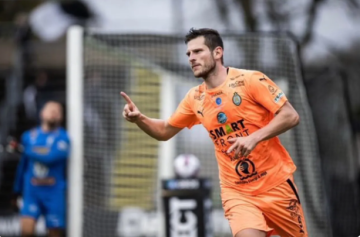 الحسين يضم المهاجم الإنجليزي كوفي