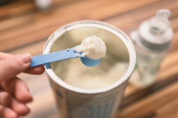 بعد وفاة رضيعين.. فرنسا تسحب حليب الأطفال الملوث وتبدأ التحقيقات بعد وفاة رضيعين.. فرنسا تسحب حليب الأطفال الملوث وتبدأ التحقيقات