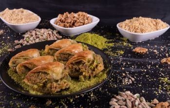 طريقة عمل الجلاش بالمكسرات والعسل