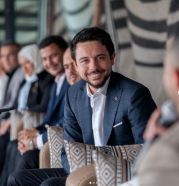 ولي العهد عبر انستغرام: سعدت بلقاء شباب وشابات من العقبة ولي العهد عبر انستغرام: سعدت بلقاء شباب وشابات من العقبة