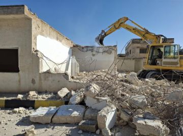 بلدية سهل حوران تهدم مبنى عمراوة القديم حفاظا على السلامة العامة