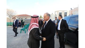 الأمير فيصل يقدم واجب العزاء لرئيس الديوان الملكي بوفاة شقيقته