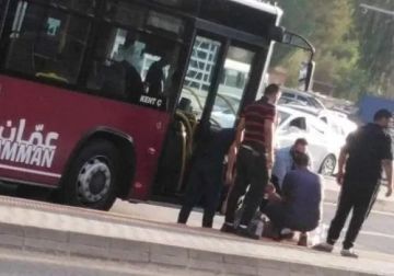 الباص السريع ينهي حياة موظف في أمانة عمان على شارع الاستقلال .. صورة
