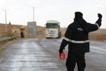 الدوريات الخارجية تضبط حدثا يقود مركبة على طريق إربد عمان الدوريات الخارجية تضبط حدثا يقود مركبة على طريق إربد عمان