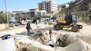 أمانة عمان تكثف جهودها لمعالجة تجمع مياه الأمطار في نفق الأمير الحسين أمانة عمان تكثف جهودها لمعالجة تجمع مياه الأمطار في نفق الأمير الحسين