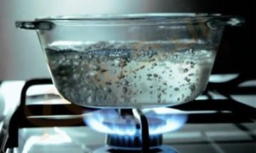 سكب الماء الساخن على وجهها... حكم بالسجن على عامل مقهى في البحرين